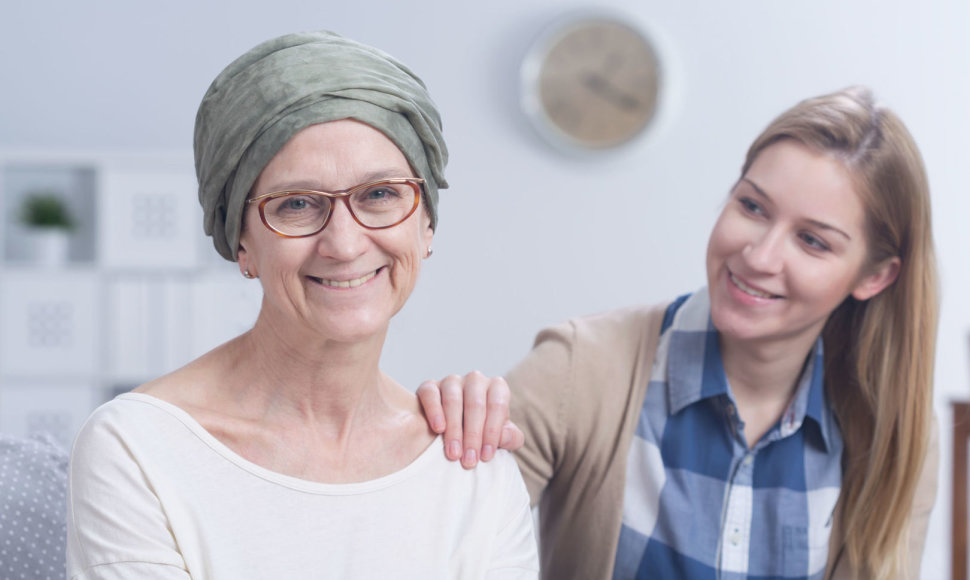 Vėžiu serganti moteris su dukterimi