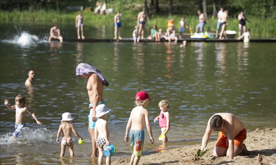 Trakų apylinkėse - minios šilumos išsiilgusių poilsiautojų.
