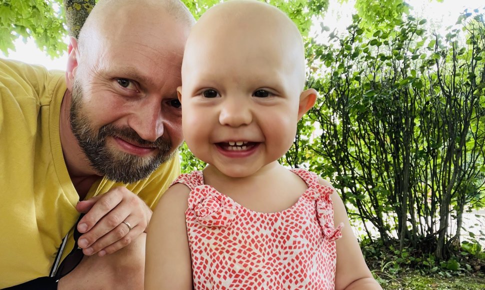 Justas Rožėnas su dukryte pirmąją tėvystės atostogų dieną.
