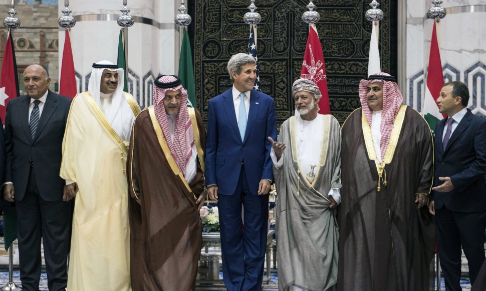 JAV valstybės sekretorius Johnas Kerry su arabų šalių atstovais Džedoje