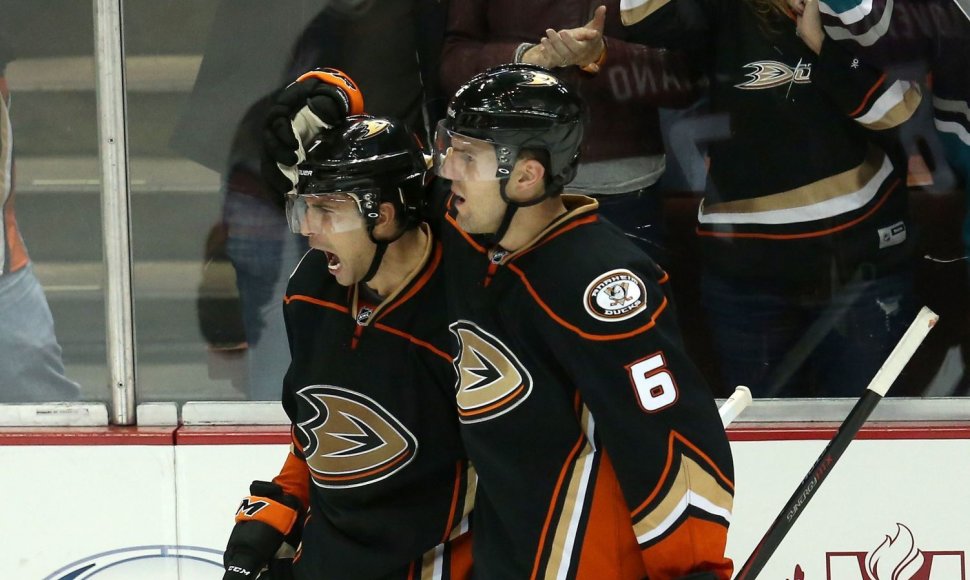 Andrew Cogliano ir Benas Lovejoy