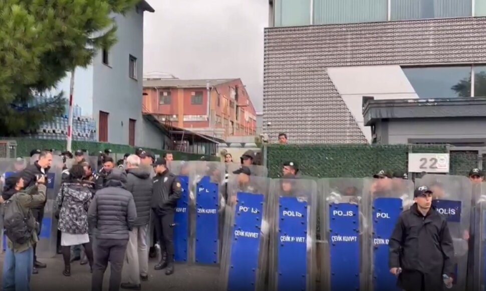 Turkijos policija prie „Halk TV“ kanalo būstinės