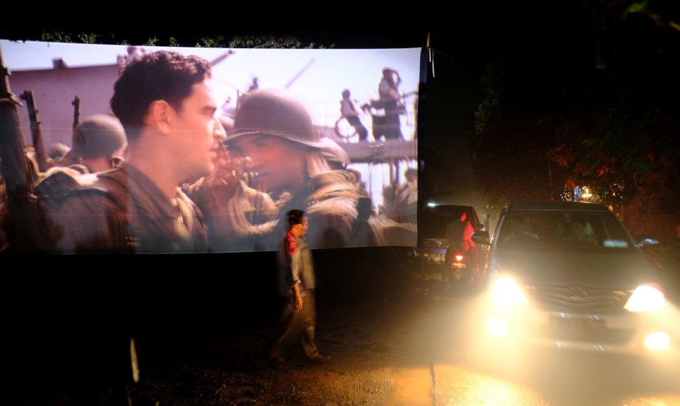 Filmus kino juostoje rodantis indonezietis veža juos į kaimus ir įvairias šventes
