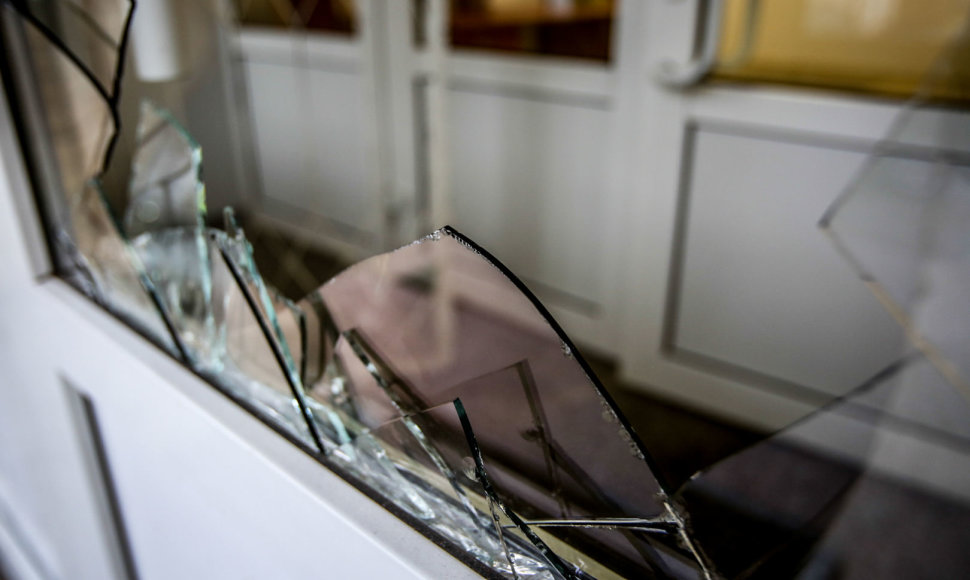 Išdaužtas Trakų prokuratūros durų stiklas