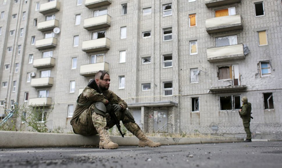 Ukrainos kariai prie apšaudyto daugiabučio Avdijivkos mieste