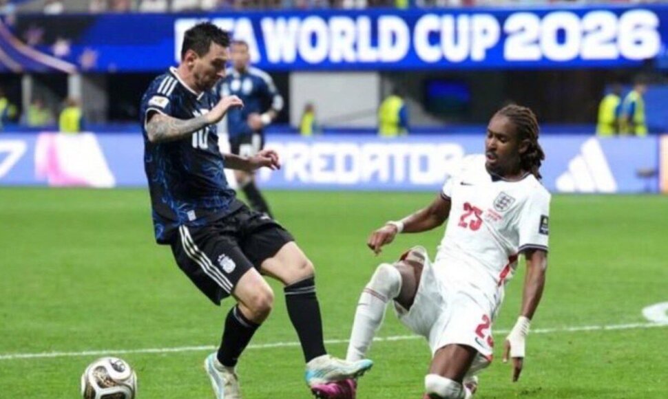 Lionelis Messi prie&scaron; Djedą Spence'ą