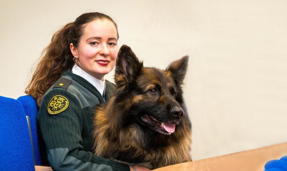Inspektorė-kinologė Živilė Čepulienė ir jos tarnybinis šuo Rėjus