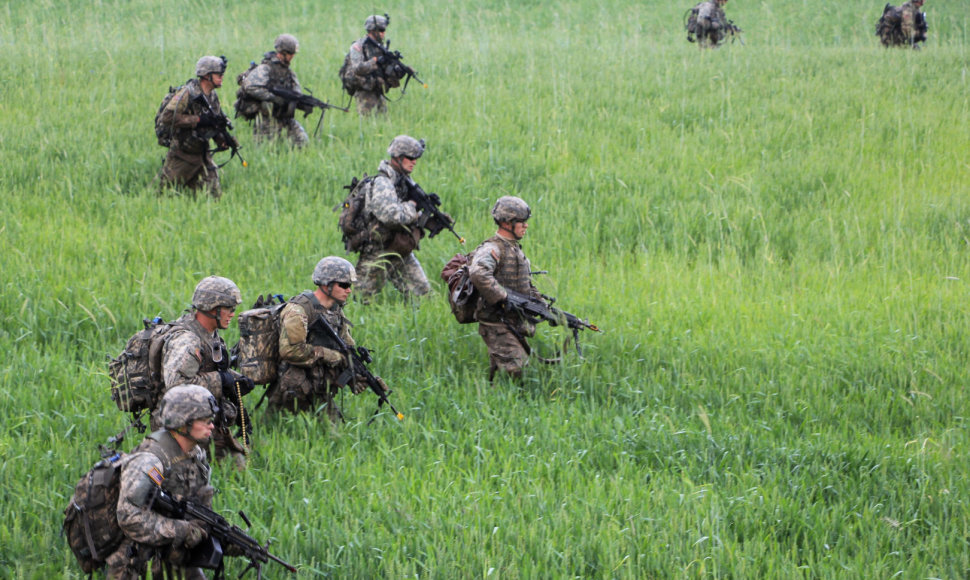 NATO kariai trenijuojasi ginti Suvalkų koridorių