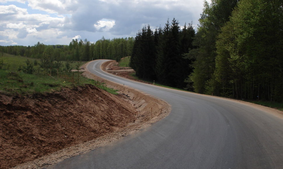Naujas asfaltuotas kelias į  Pašilių stumbryną