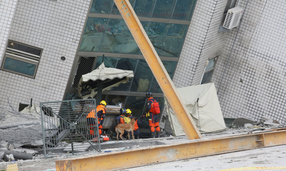 Taivane po žemės drebėjimo bandoma sutvirtinti pasvirusius pastatus