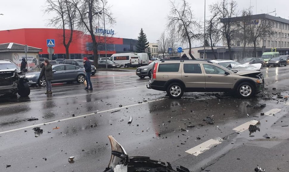 Šiaulių Tilžės gatvėje susidūrė trys automobiliai
