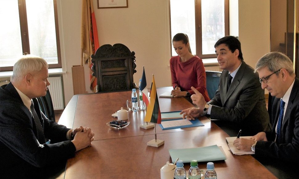 Klaipėdos meras Vytautas Grubliauskas rotušėje susitiko su Prancūzijos ambasadoriumi Philippe Jeantaud