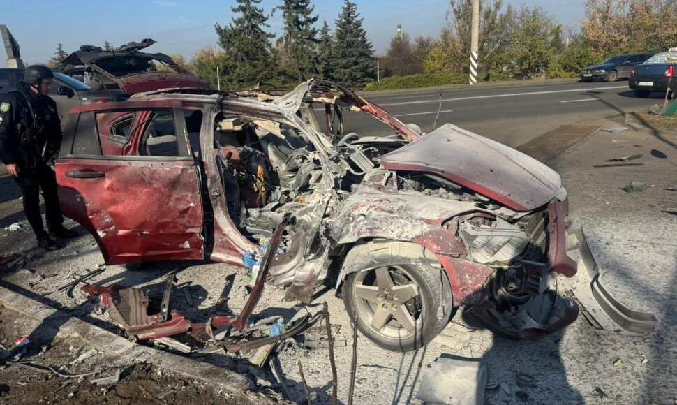 Žurnalistų automobilis po drono smūgio