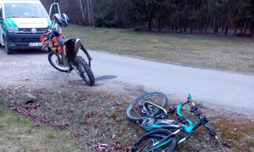 Girtas motociklininkas Kauno rajone kliudė dviratininką