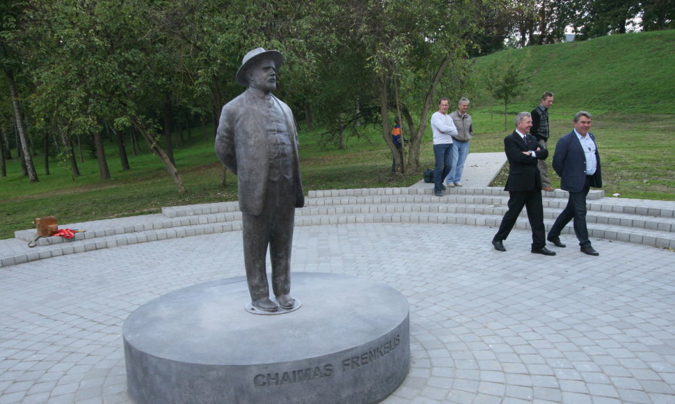 Šiauliuose pastatytas paminklas fabrikantui Chaimui Frenkeliui