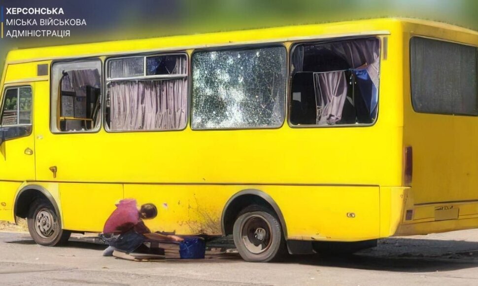 Rusija atakavo Ukrainos autobusą Chersone