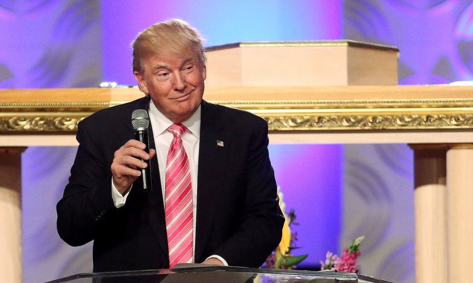 Donaldas Trumpas Detroito bažnyčioje bando įtikinti juodaodžius balsuoti už jį