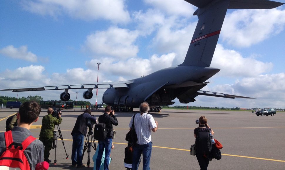 Vilniaus oro uoste nusileido JAV Karinių oro pajėgų „milžinas“.