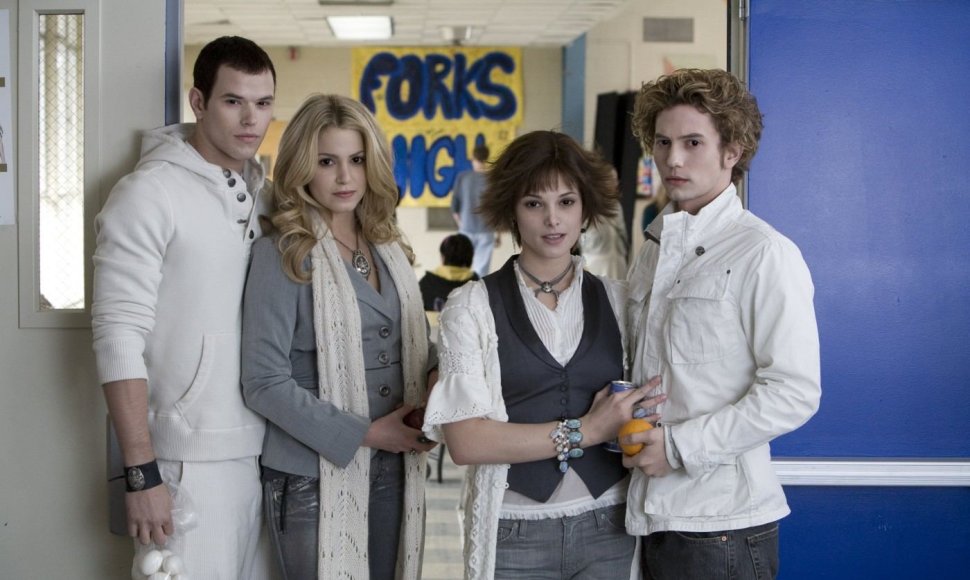 Kellanas Lutzas, Nikki Reed, Ashley Greene ir Jacksonas Rathbone'as filme „Saulėlydis“ (2008 m.)