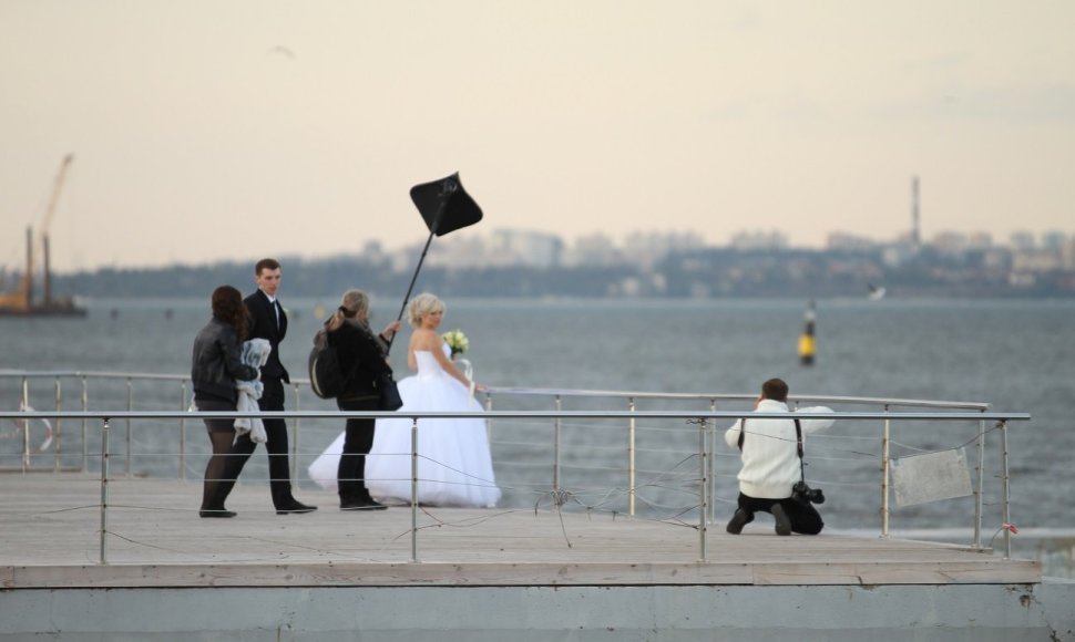 Vestuvininkai Odesoje fotografuojasi ir prie Juodosios jūros