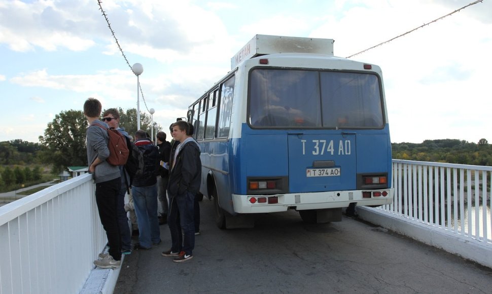 Pėsčiųju tiltu per Dniestrą važiuoja ir autobusai