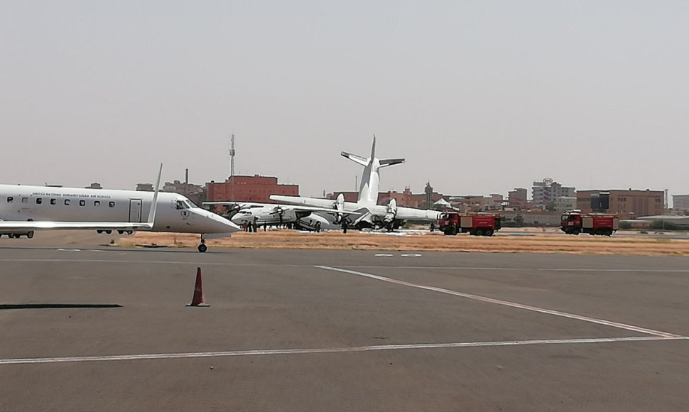 Chartumo oro uoste ant tūpimo tako susidūrė du Sudano armijos lėktuvai