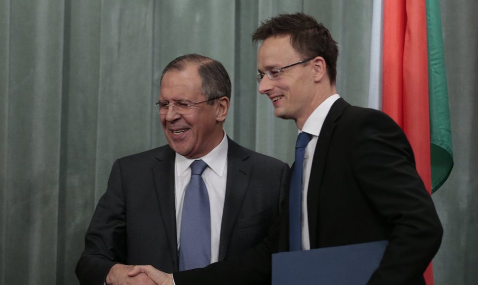 Rusijos užsienio reikalų ministras Sergejus Lavrovas su kolega iš Vengrijos Peteriu Szijjarto