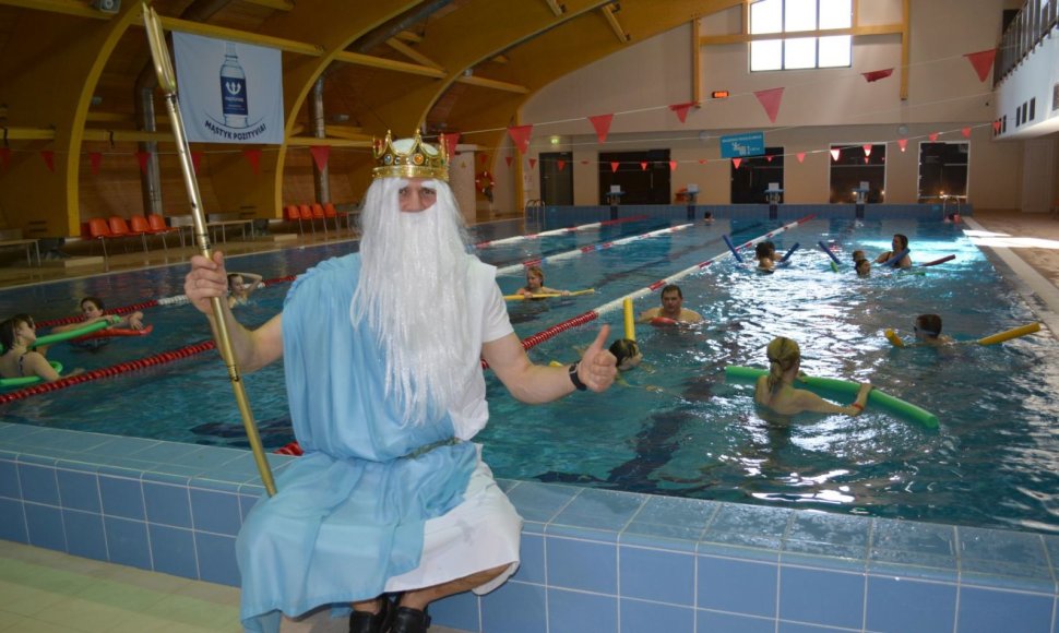 „Neptūno dieną“ daugiavaikės šeimos nuotaikingai pramogavo Varėnos baseine