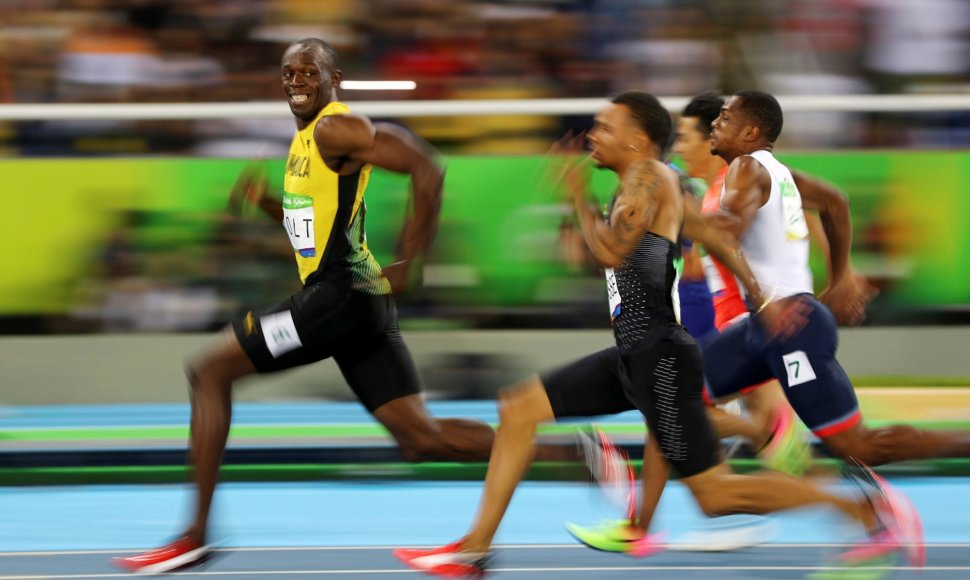 Usainas Boltas Olimpinėje bėgimo rungtyje per petį žvelgia į savo varžovus