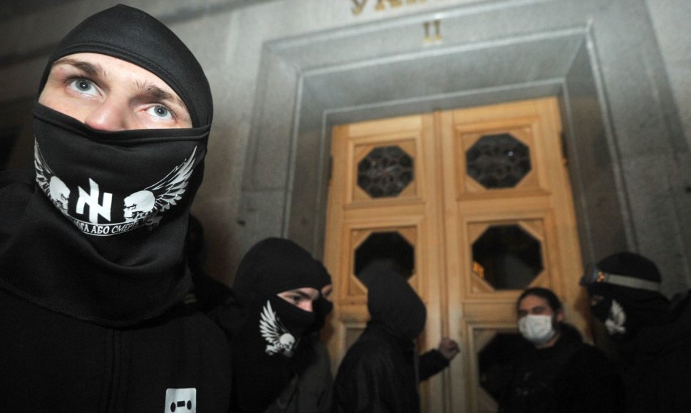 Ukrainos ultranacionalistinio judėjimo „Pravyj sektor“ nariai prie Aukščiausiosios Rados