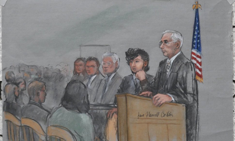 Piešinyje pavaizduotas teisme sėdintis Džocharas Carnajevas