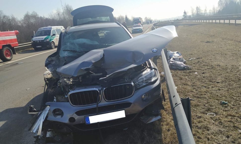 Kėdainių rajone vilkikas susidūrė su BMW – nukentėjo nepilnametė