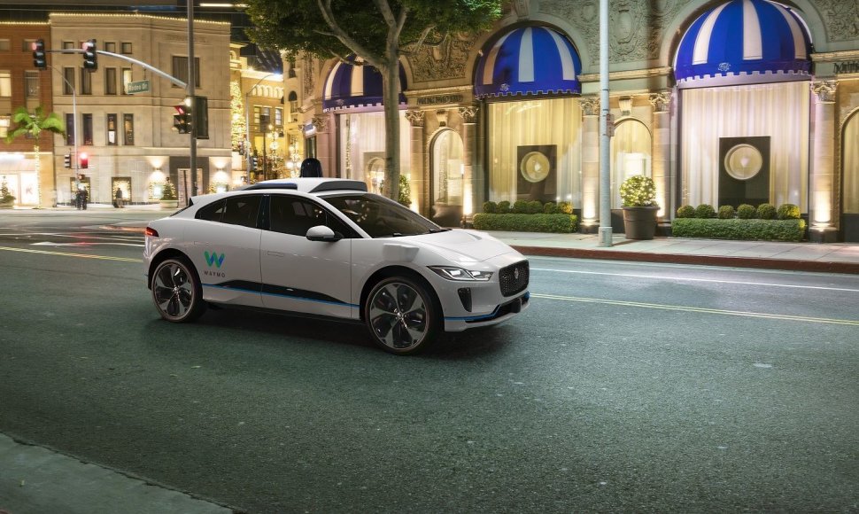 „Jaguar Land Rover“ susivienijo su „Waymo“ – kurs autonominį elektromobilįĮ