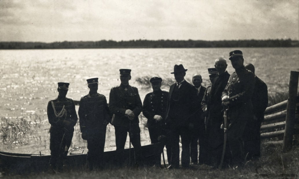 Antanas Smetona prie Lėno ežero kelionės po savo gimtąsias vietas metu