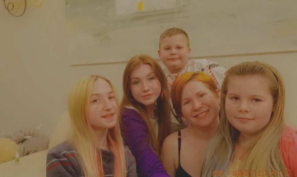 Olga su vaikais ir seserimis