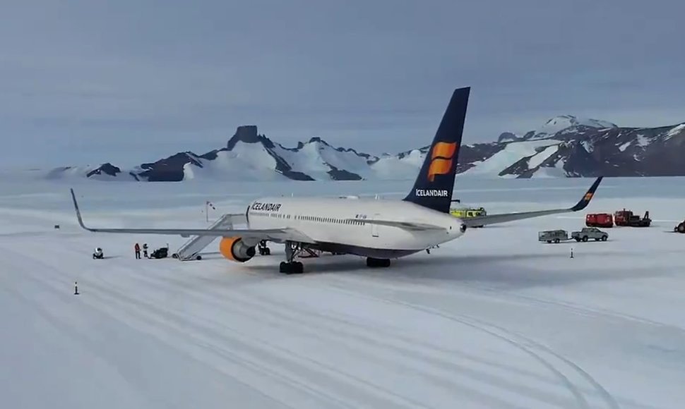 „Boeing 767“ pakyla nuo ant ledyno įrengto tako Antarktidoje