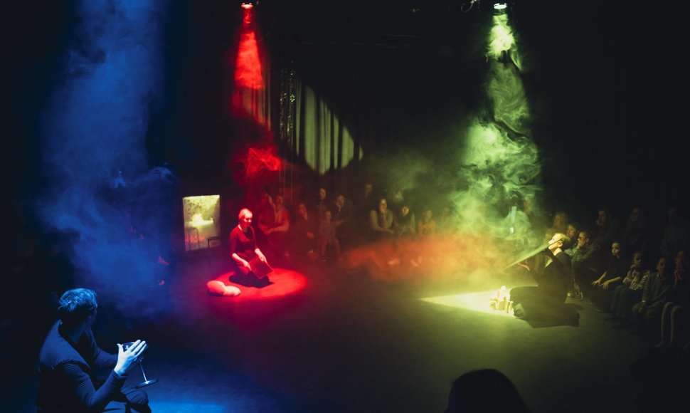 Scena iš Klaipėdos lėlių teatro spektaklio „Tunelis“