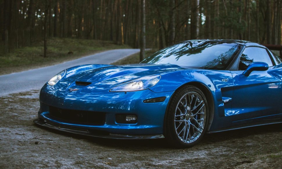 „Mėlynuoju velniu“ praminta „Corvette ZR-1“
