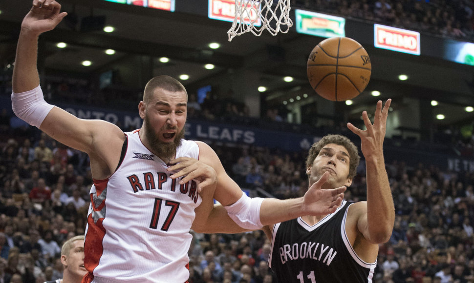 Jonas Valančiūnas ir „Nets“ žaidėjas Brookas Lopezas