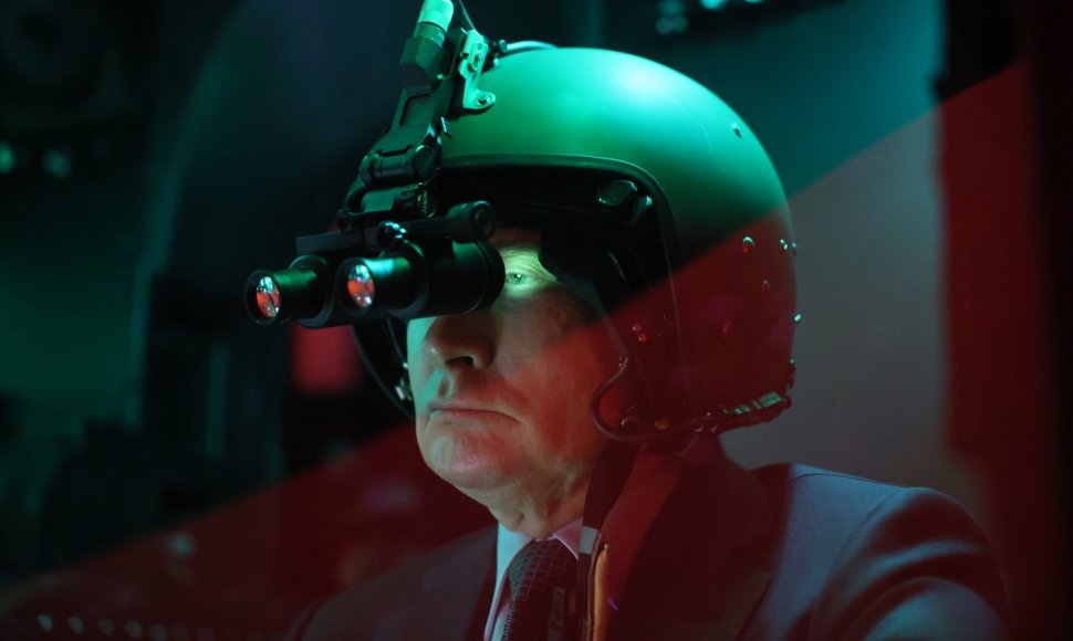 Rusijos prezidentas Vladimiras Putinas sėdi sraigtasparnio simuliatoriaus kabinoje