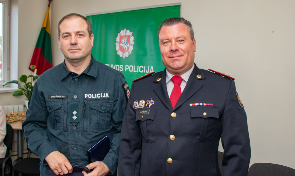 Apdovanoti senolę iš gaisro išnešę policijos pareigūnai