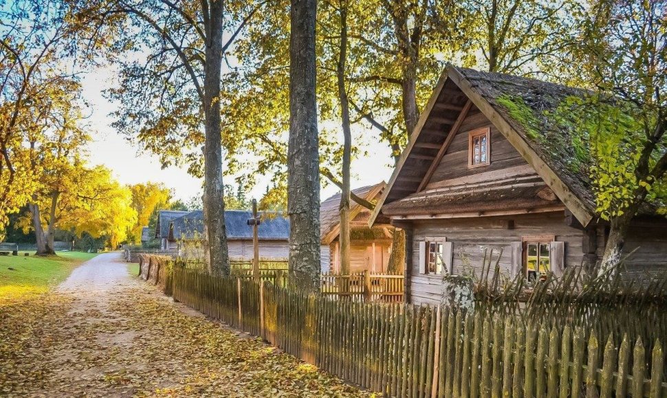 Kleboniškių kaimas rudenį
