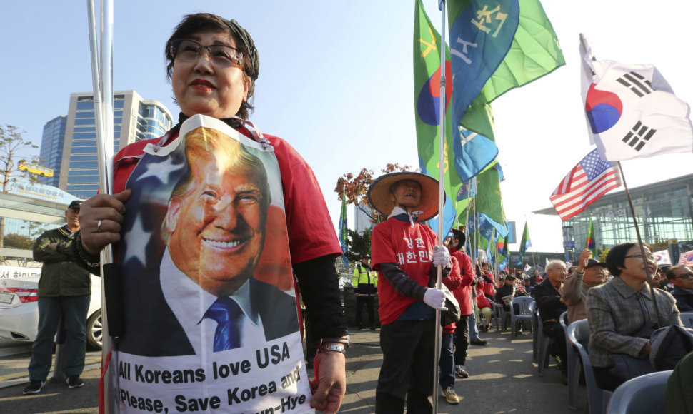 Pietų Korėjoje tūkstančiai žmonių išėjo protestuoti prieš D.Trumpo vizitą