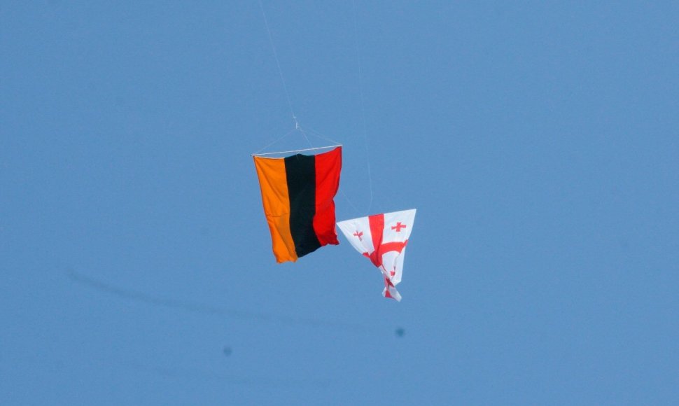 Gruzijos nepriklausomybės dienos proga Batumyje į dangų kilo Lietuvos ir Gruzijos vėliavos
