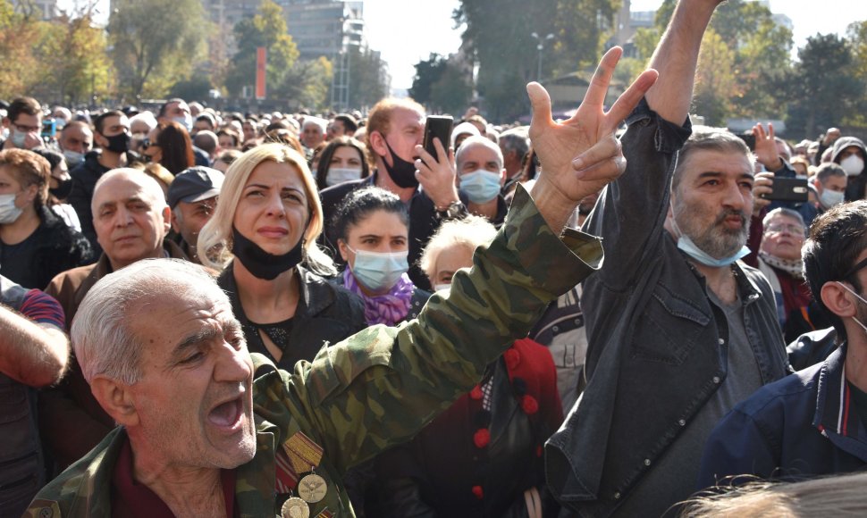 Jerevane prie vyriausybės rūmų protestuotojai reikalauja premjero atsistatydinimo