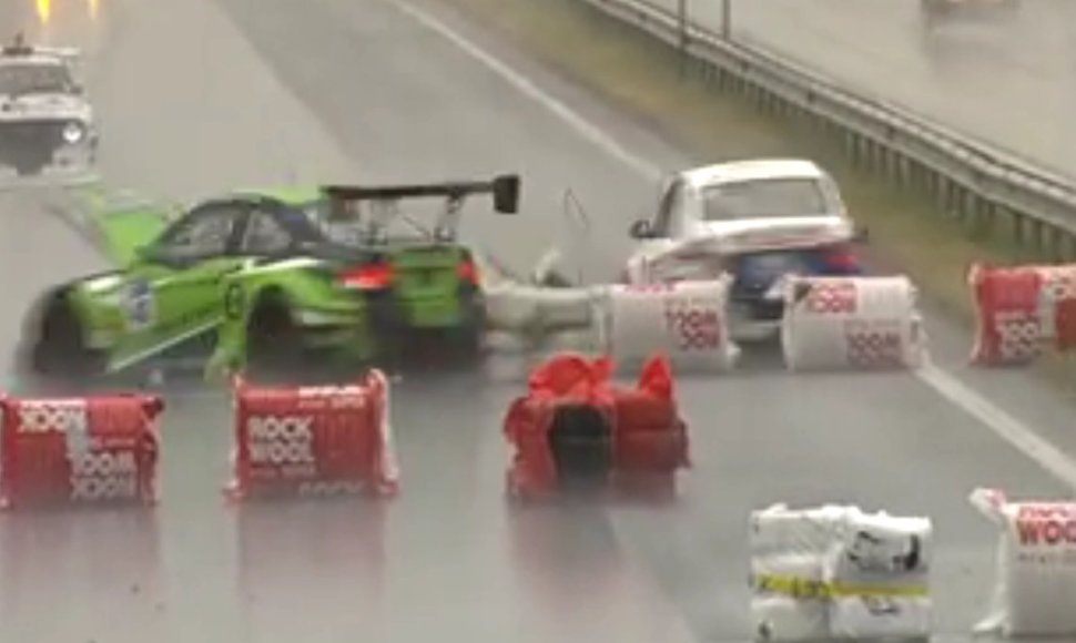 Dviejų BMW avarija per lietų "Eneos 1000 km" lenktynėse palangoje