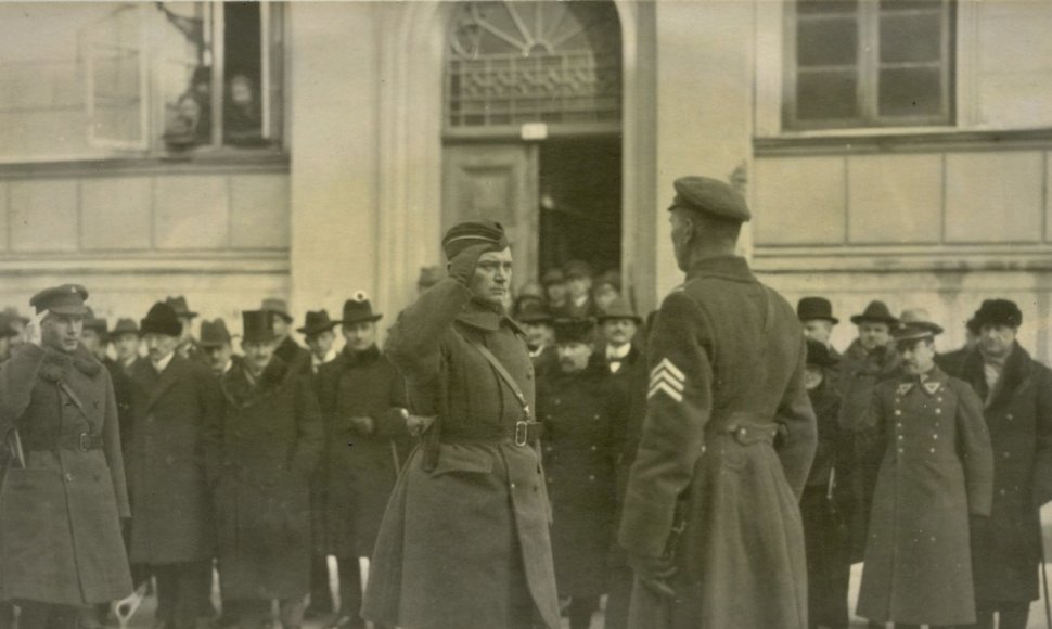 J.Budrys priima raportą prie sukilėlių užimtos Prancūzijos prefektūros, 1923 m.