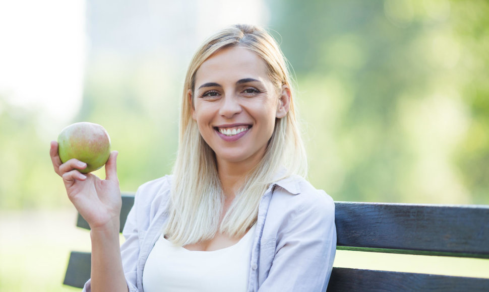 Moteris valgo obuolį