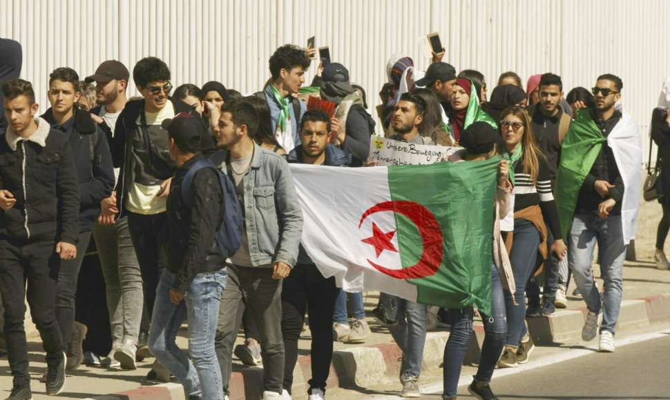 Protestuotojai Alžyre