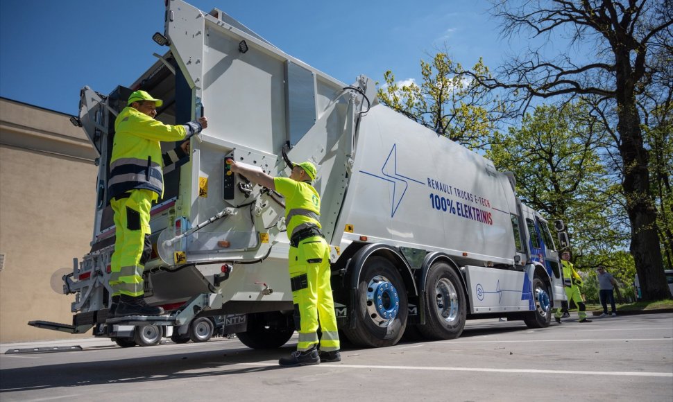 „Kauno švaros“ darbuotojai išbando elektra varomą „Renault Trucks D WIDE E-TECH“ šiukšliavežį